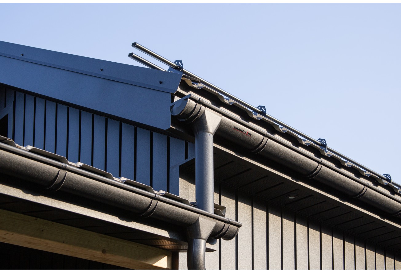 Желоб полукруглый Grand Line ПЭ матовый 125мм 3м RAL 9005 черный