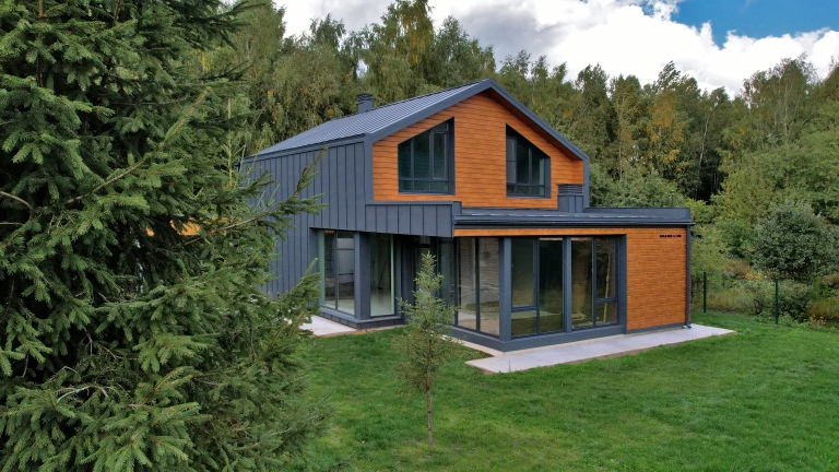 Фото домов с красивым фасадом в цвете golden wood, цвета RAL 7024, Golden Wood - 1673