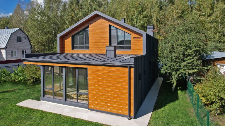 Фото домов с красивым фасадом в цвете golden wood, цвета RAL 7024, Golden Wood - 1671