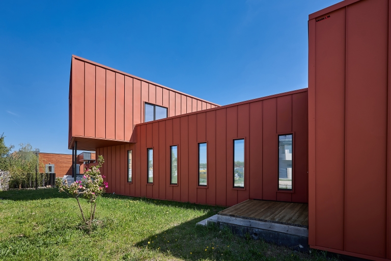 Фото домов с красивым фасадом в цвете RAL 8004 терракота, цвет RAL 8004 - 2336