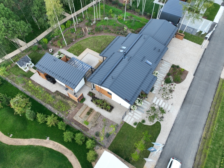 Фото домов с продукцией Grand Line, цвет RAL 7024 - 2208
