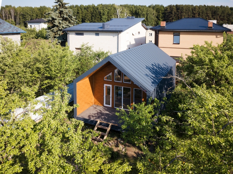 Фото домов с красивым фасадом в цвете golden wood, цвета RAL 7024, Golden Wood - 1363