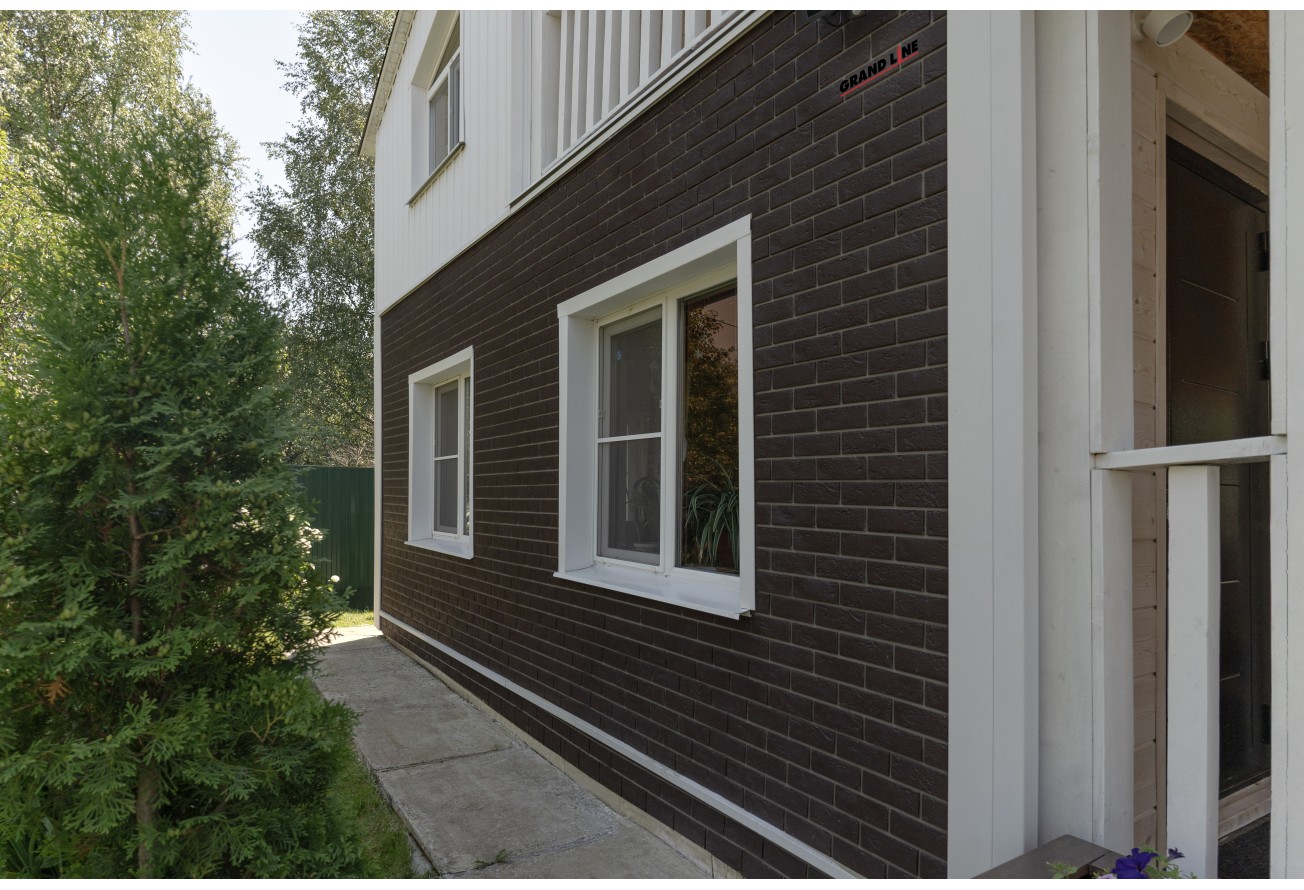 Фасадная панель Grand Line Состаренный кирпич Дизайн шоколадный со швом RAL 7006