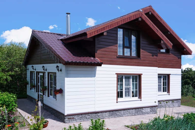 Фото домов с красивым фасадом в цвете cherry wood, цвета Cherry Wood, RAL 9003 - 1877