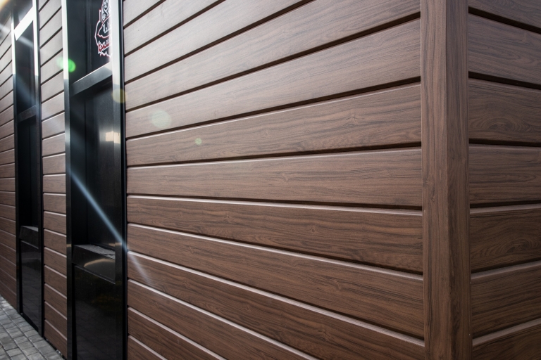 Фото домов с красивым фасадом в цвете choco wood, цвет Choco Wood - 518
