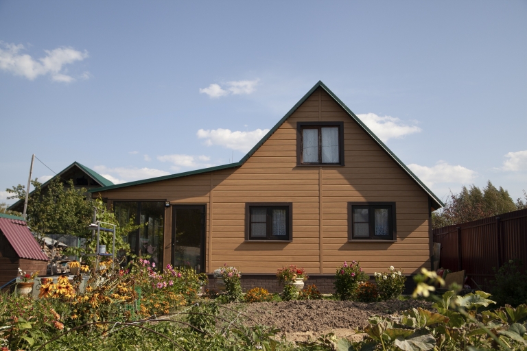 Фото домов с красивым фасадом в цвете honey wood, цвет Honey Wood - 523