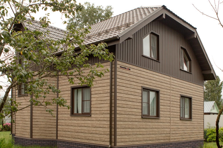 Фото домов с металлочерепицей, цвета RR 32, Nordic Wood TwinColor - 3085