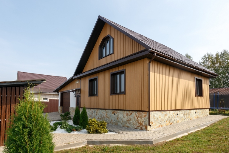 Фото домов с красивым фасадом в цвете honey wood, цвет Honey Wood - 1068