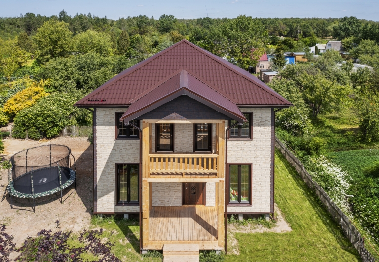 Фото домов с металлочерепицей, цвета RAL 8017, Пшеница - 1871