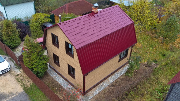 Фото домов с металлочерепицей, цвета RAL 3005, Янтарь - 1719