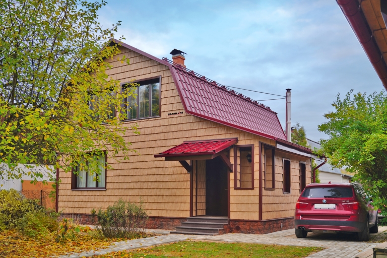 Фото домов с металлочерепицей, цвета RAL 3005, Янтарь - 1718