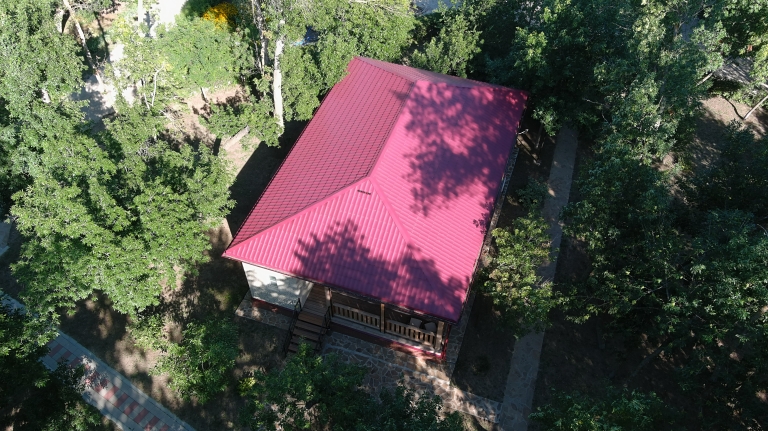 Фото домов с металлочерепицей, цвет RAL 3005 - 1542