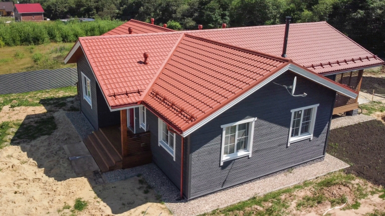 Фото домов с продукцией Grand Line в цвете RAL 8004 терракота, цвет RAL 8004 - 1051
