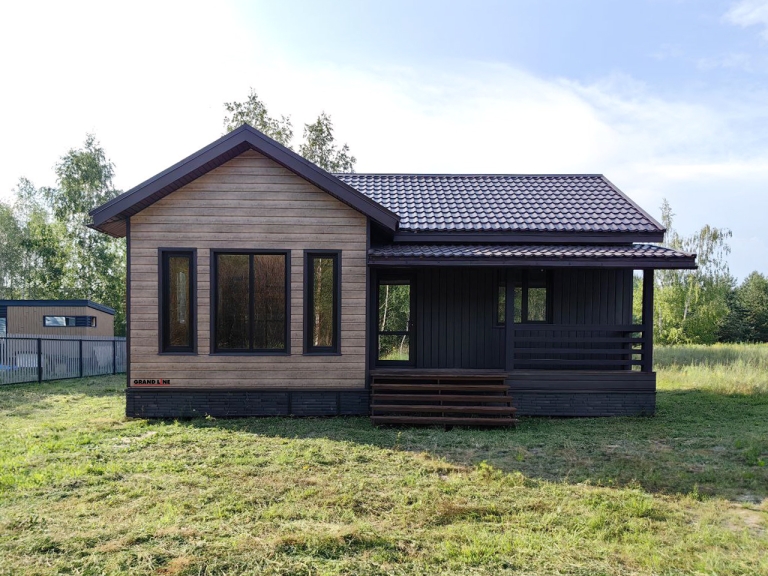 Фото домов с металлочерепицей, цвета RAL 8017, Almond Wood Fresh - 2893