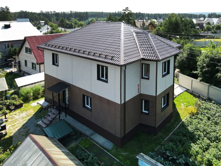 Фото домов с металлочерепицей, цвета RAL 8017, Кедр - 1523