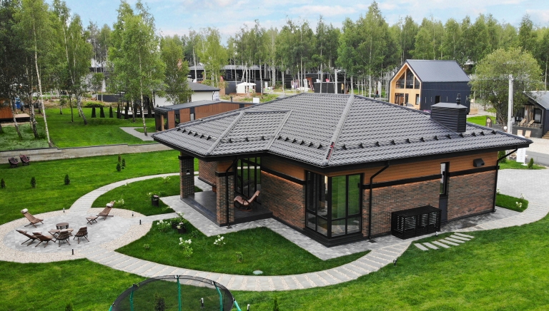 Фото домов с металлочерепицей, цвет RAL 9005 - 2543