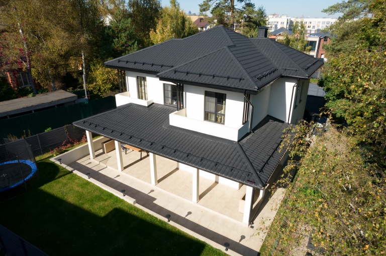 Фото домов с металлочерепицей, цвет RAL 9005 - 2988