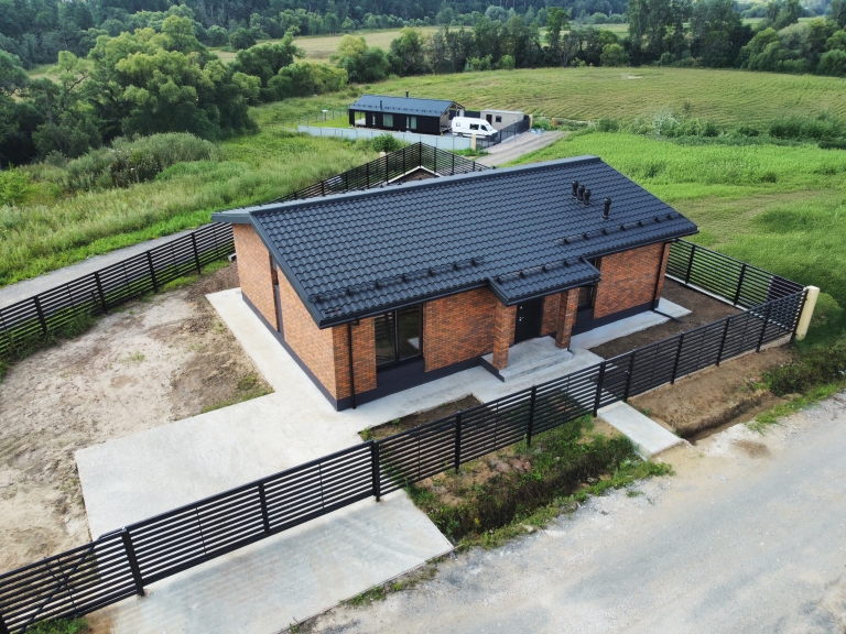 Фото домов с металлочерепицей, цвет RAL 9005 - 2736