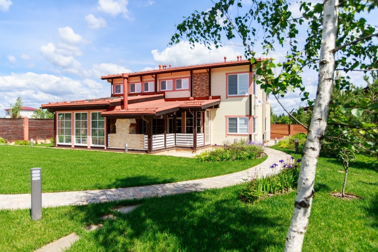Фото домов с металлочерепицей, цвет RAL 8004 - 1062