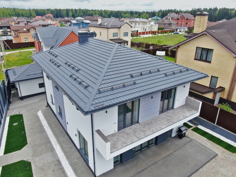 Фото домов с металлочерепицей, цвет RAL 7024 - 1312