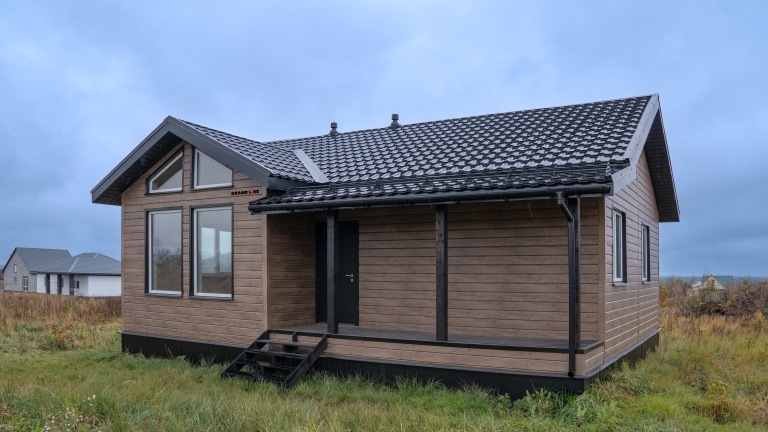 Фото домов с металлочерепицей, цвета RAL 9005, Almond Wood Fresh, Черный - 2891