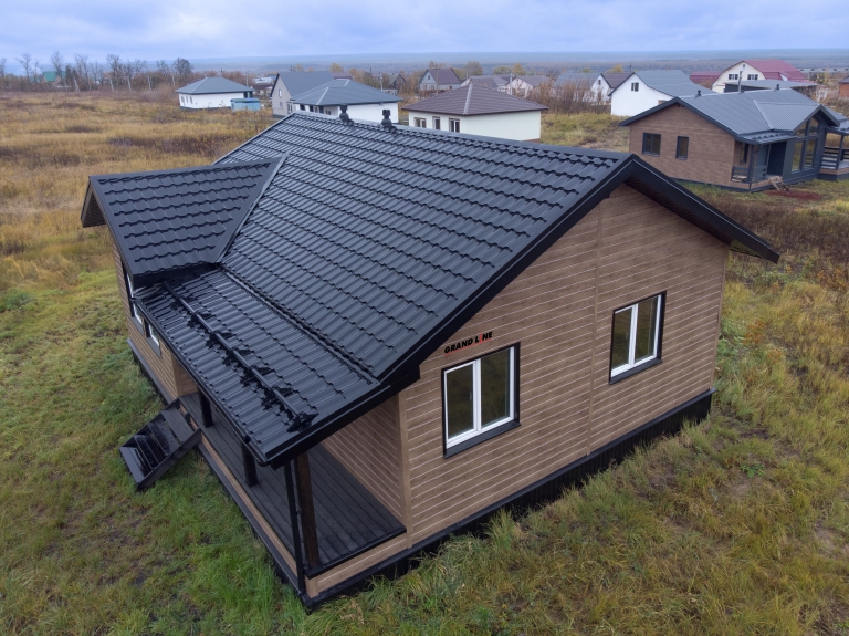Фото домов с металлочерепицей, цвета RAL 9005, Almond Wood Fresh - 2786