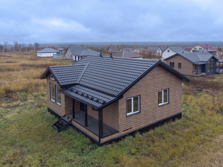 Фото домов с металлочерепицей, цвета RAL 9005, Almond Wood Fresh - 2787