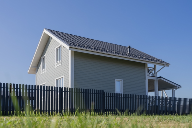 Фото металлического штакетника в цвете RAL 7024 мокрый асфальт, цвет RAL 7024 - 3069