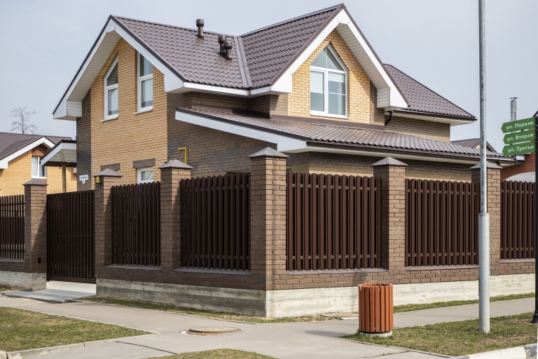 Фото домов с продукцией Grand Line, цвет RAL 8017 - 348