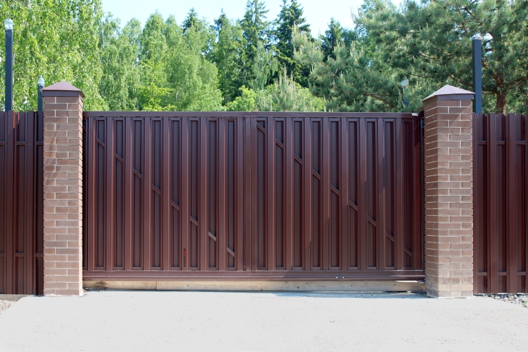 Фото домов с продукцией Grand Line, цвет RAL 8017 - 1408