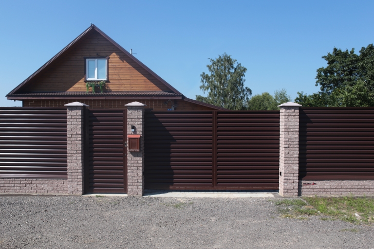 Фото домов с продукцией Grand Line, цвет RAL 8017 - 1549