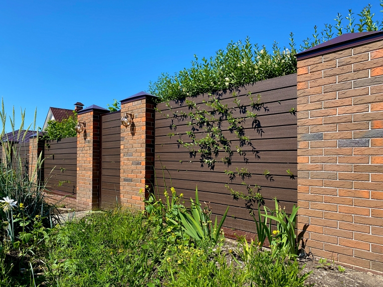 Фото домов с продукцией Grand Line, цвет Coffee Wood TwinColor - 1014