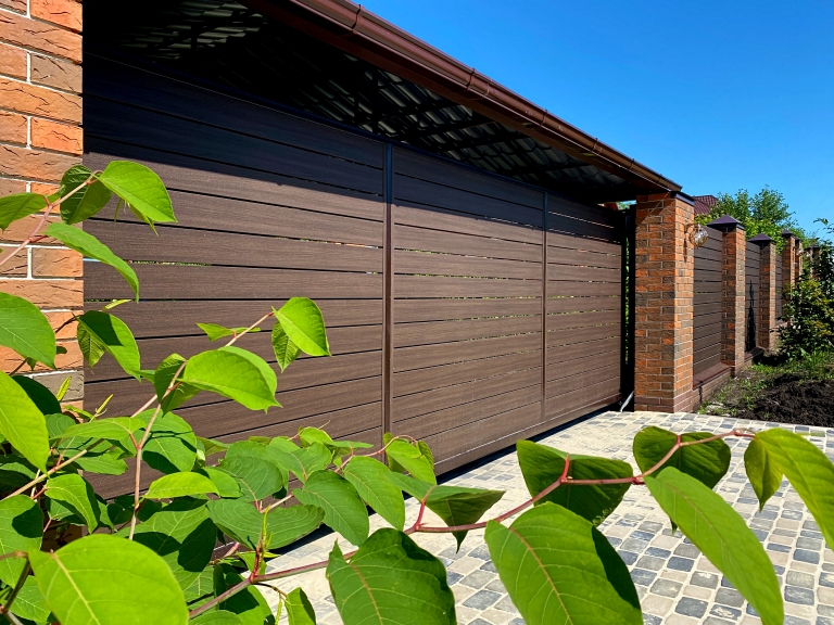 Фото домов с продукцией Grand Line, цвет Coffee Wood TwinColor - 1015