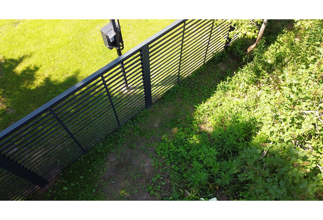 Декоративная накладка на столб универсальная угловая 80х80 для забора жалюзи Grand Line 0,45 ПЭ RAL 7016 антрацитово-серый (3м)