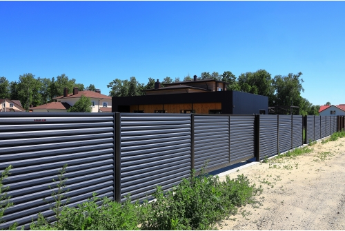 Декоративная накладка на столб универсальная 80х80 для забора жалюзи Grand Line 0,5 PurLite матовый RAL 9005 черный (2,5м)