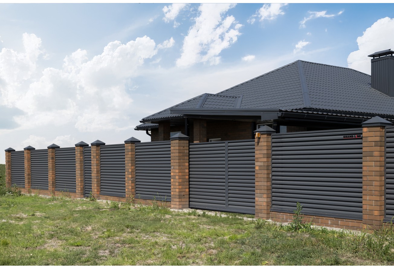 Декоративная накладка на столб универсальная угловая 62х55 для забора жалюзи Grand Line 0,5 PurLite матовый RAL 7024 мокрый асфальт (1,8м)