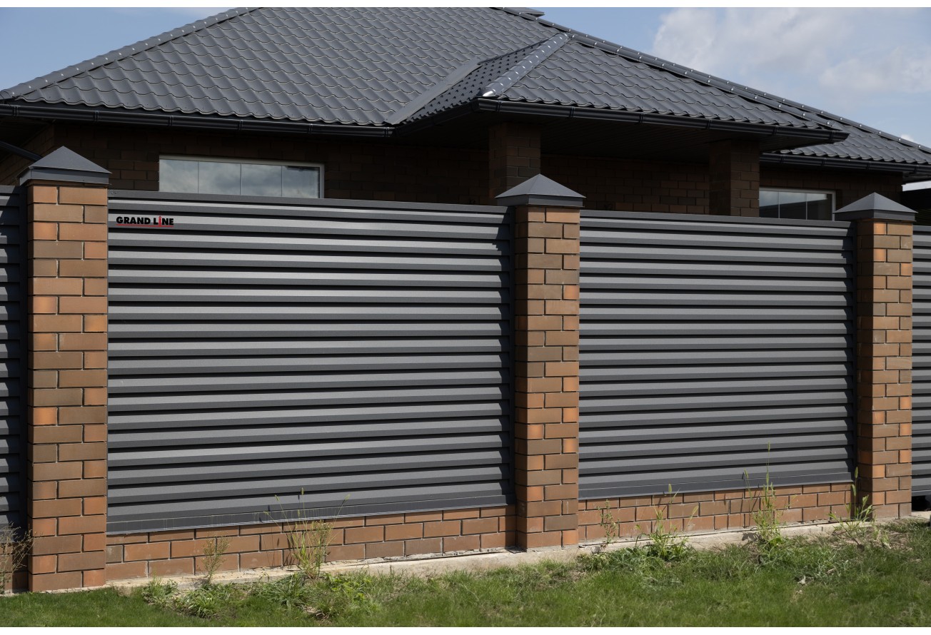 Декоративная накладка на столб универсальная угловая 62х55 для забора жалюзи Grand Line 0,5 PurLite матовый RAL 7024 мокрый асфальт (1,8м)