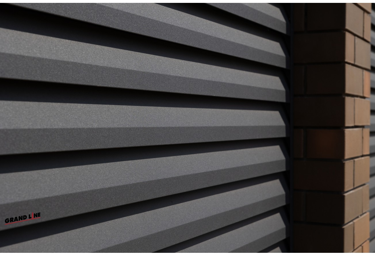 Декоративная накладка на столб универсальная угловая 62х55 для забора жалюзи Grand Line 0,5 PurLite матовый RAL 7024 мокрый асфальт (1,8м)