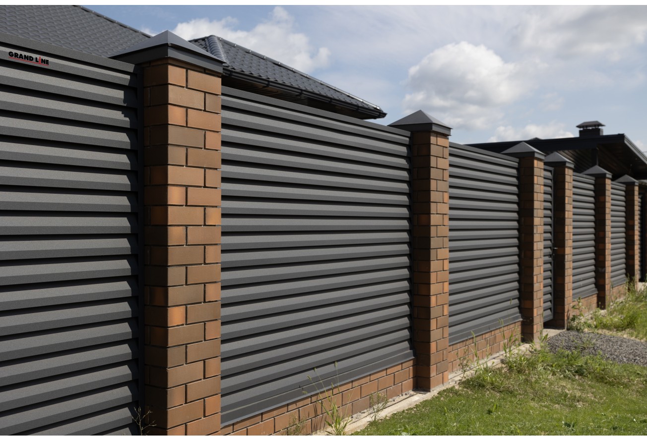 Декоративная накладка на столб универсальная угловая 62х55 для забора жалюзи Grand Line 0,5 PurLite матовый RAL 7024 мокрый асфальт (1,8м)