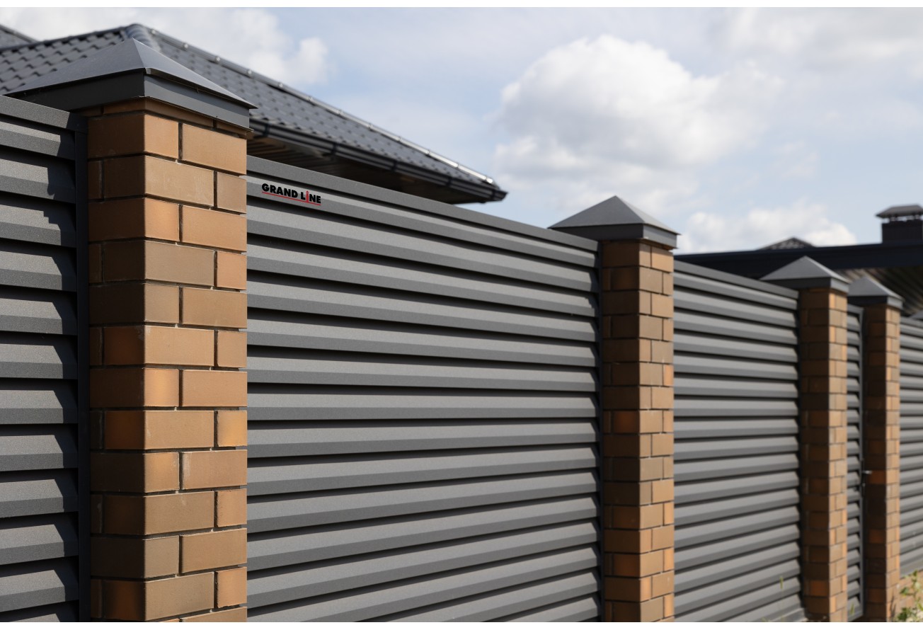 Декоративная накладка на столб универсальная угловая 62х55 для забора жалюзи Grand Line 0,5 PurLite матовый RAL 7024 мокрый асфальт (1,8м)