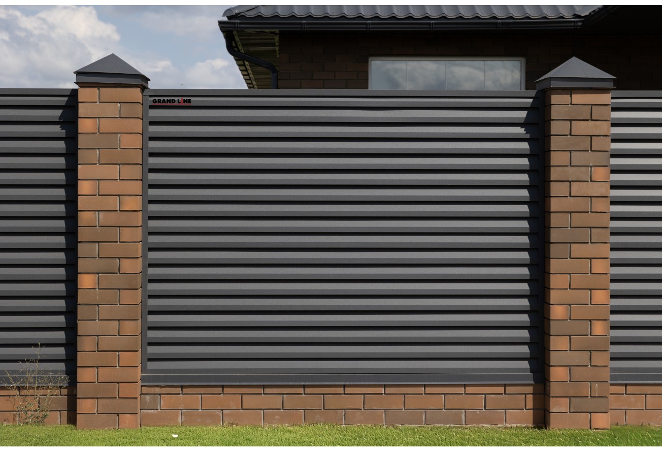 Декоративная накладка на столб универсальная угловая 62х55 для забора жалюзи Grand Line 0,5 PurLite матовый RAL 7024 мокрый асфальт (1,8м)