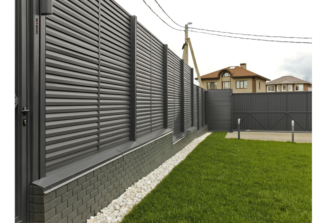 Декоративная накладка на столб универсальная угловая 62х55 для забора жалюзи Grand Line 0,5 PurLite матовый RAL 7024 мокрый асфальт (1,8м)