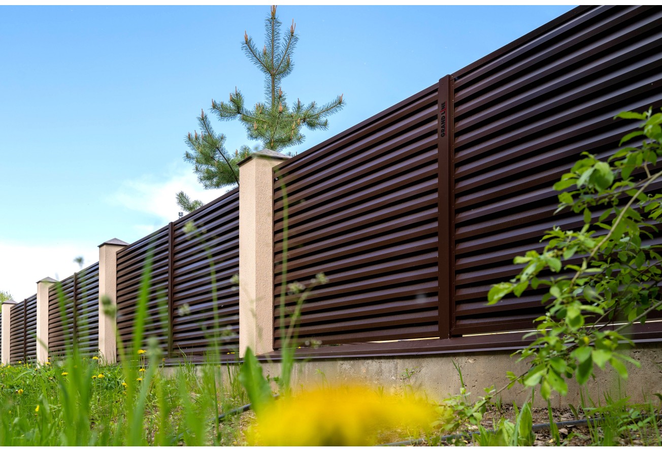 Декоративная накладка на столб универсальная угловая 62х55 для забора жалюзи Grand Line 0,45 Drap RAL 8017 шоколад (2м)