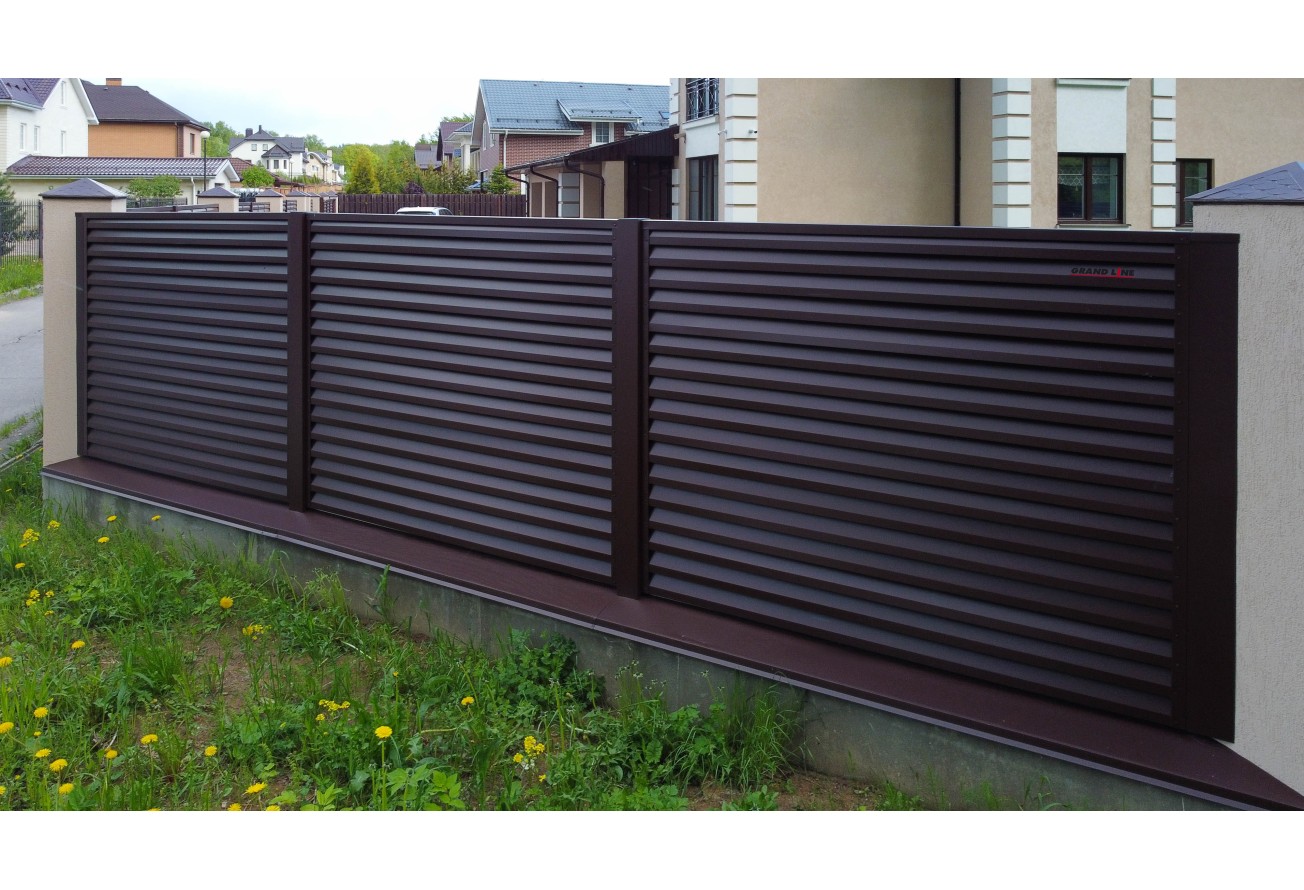 Декоративная накладка на столб универсальная угловая 62х55 для забора жалюзи Grand Line 0,45 Drap RAL 8017 шоколад (2м)