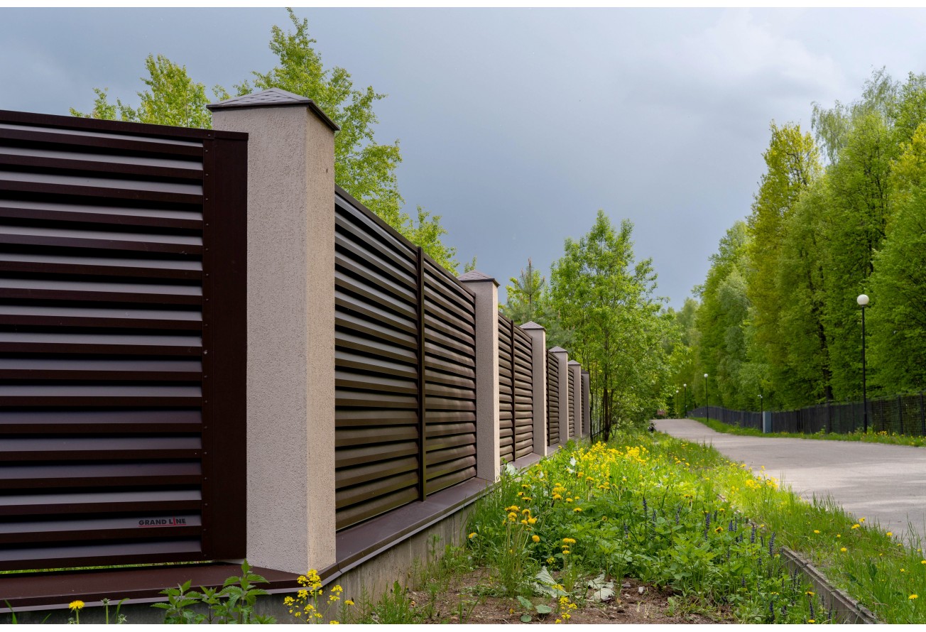 Декоративная накладка на столб универсальная угловая 62х55 для забора жалюзи Grand Line 0,45 Drap RAL 8017 шоколад (2м)