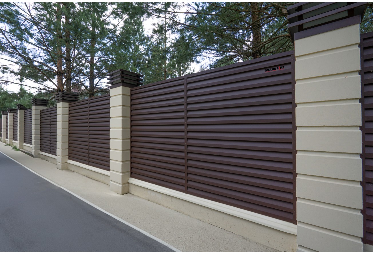 Декоративная накладка на столб универсальная угловая 62х55 для забора жалюзи Grand Line 0,45 Drap RAL 8017 шоколад (2м)