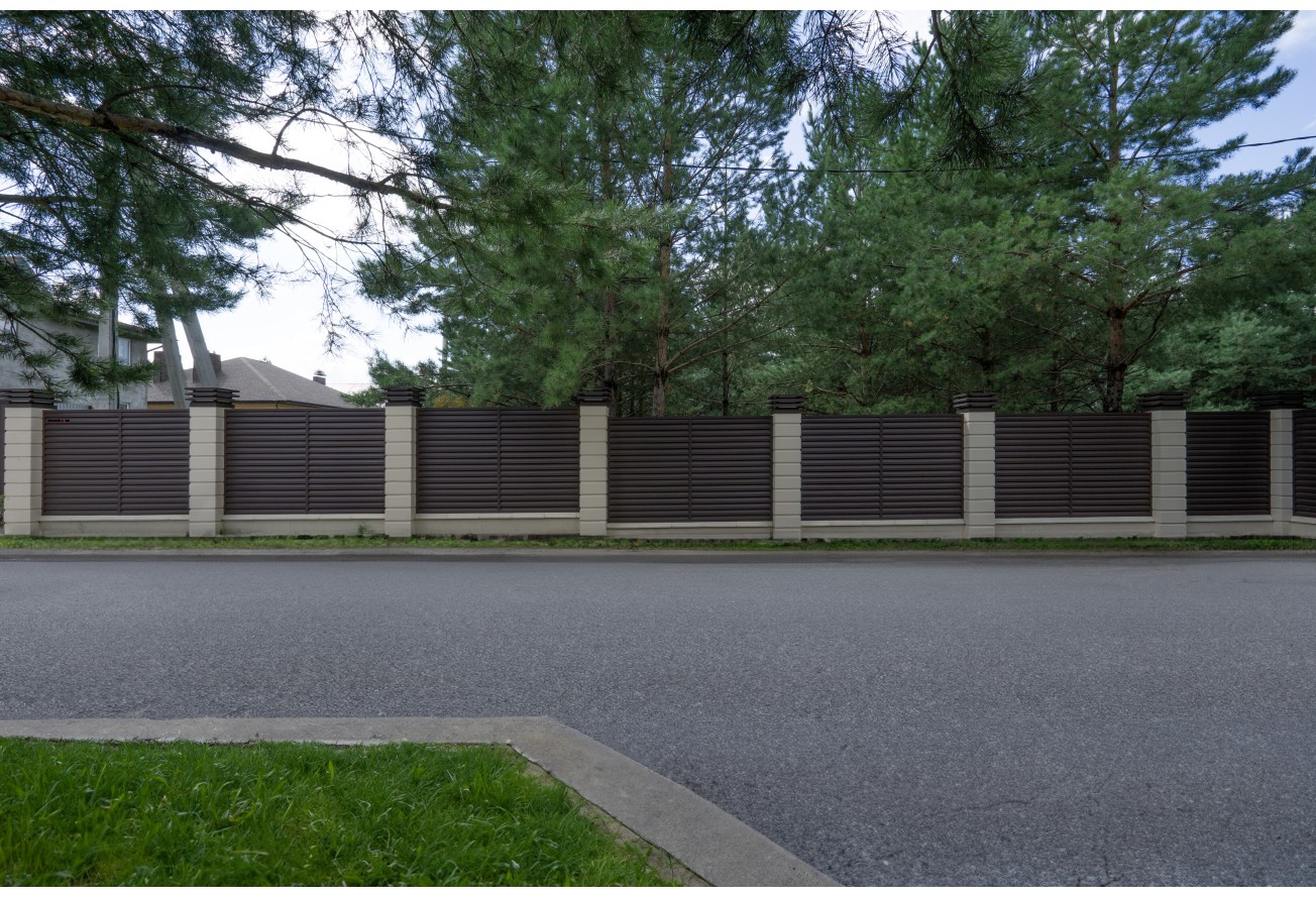 Декоративная накладка на столб универсальная угловая 62х55 для забора жалюзи Grand Line 0,45 Drap RAL 8017 шоколад (2м)