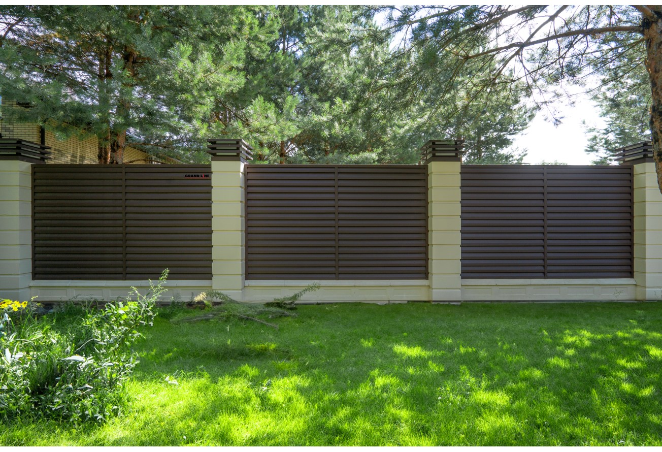 Декоративная накладка на столб универсальная угловая 62х55 для забора жалюзи Grand Line 0,45 Drap RAL 8017 шоколад (2м)