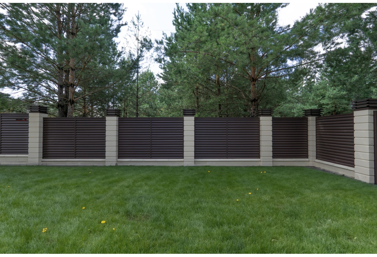 Декоративная накладка на столб универсальная угловая 62х55 для забора жалюзи Grand Line 0,45 Drap RAL 8017 шоколад (2м)