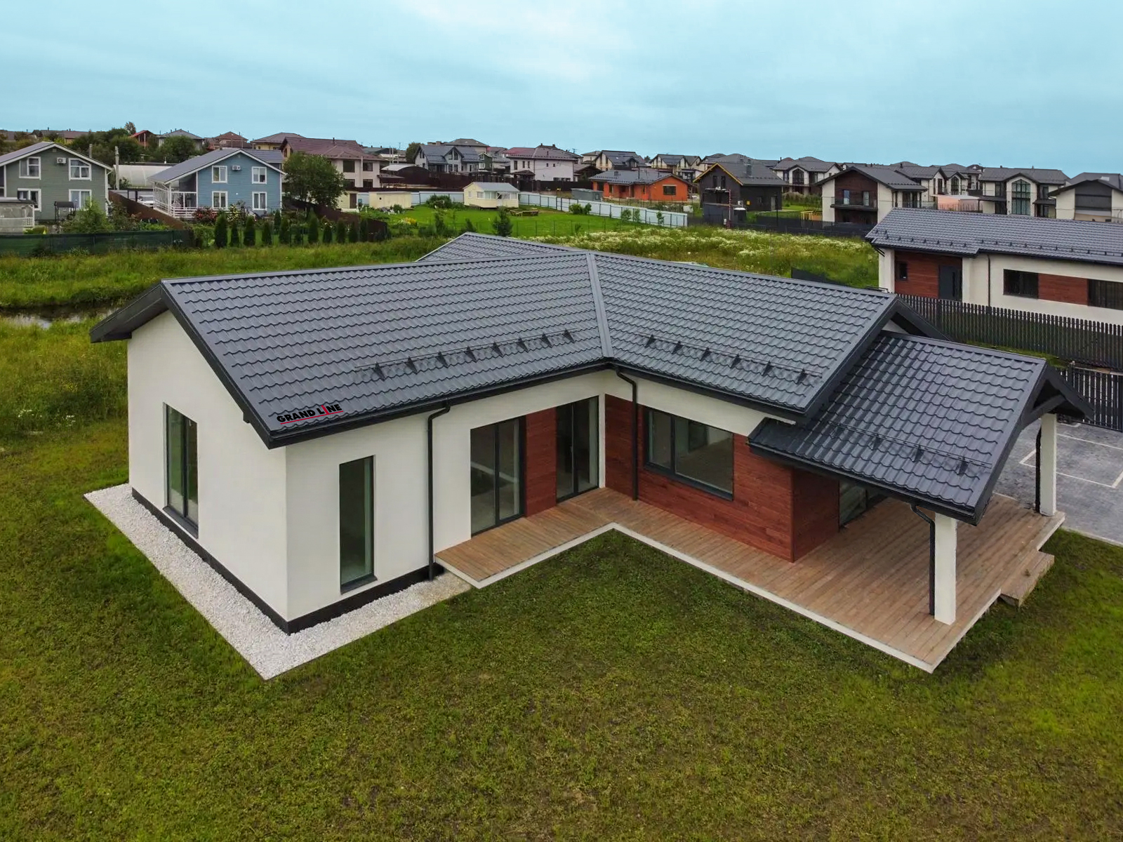 Желоб полукруглый Grand Line ПЭ 125мм 3м RAL 7024 мокрый асфальт